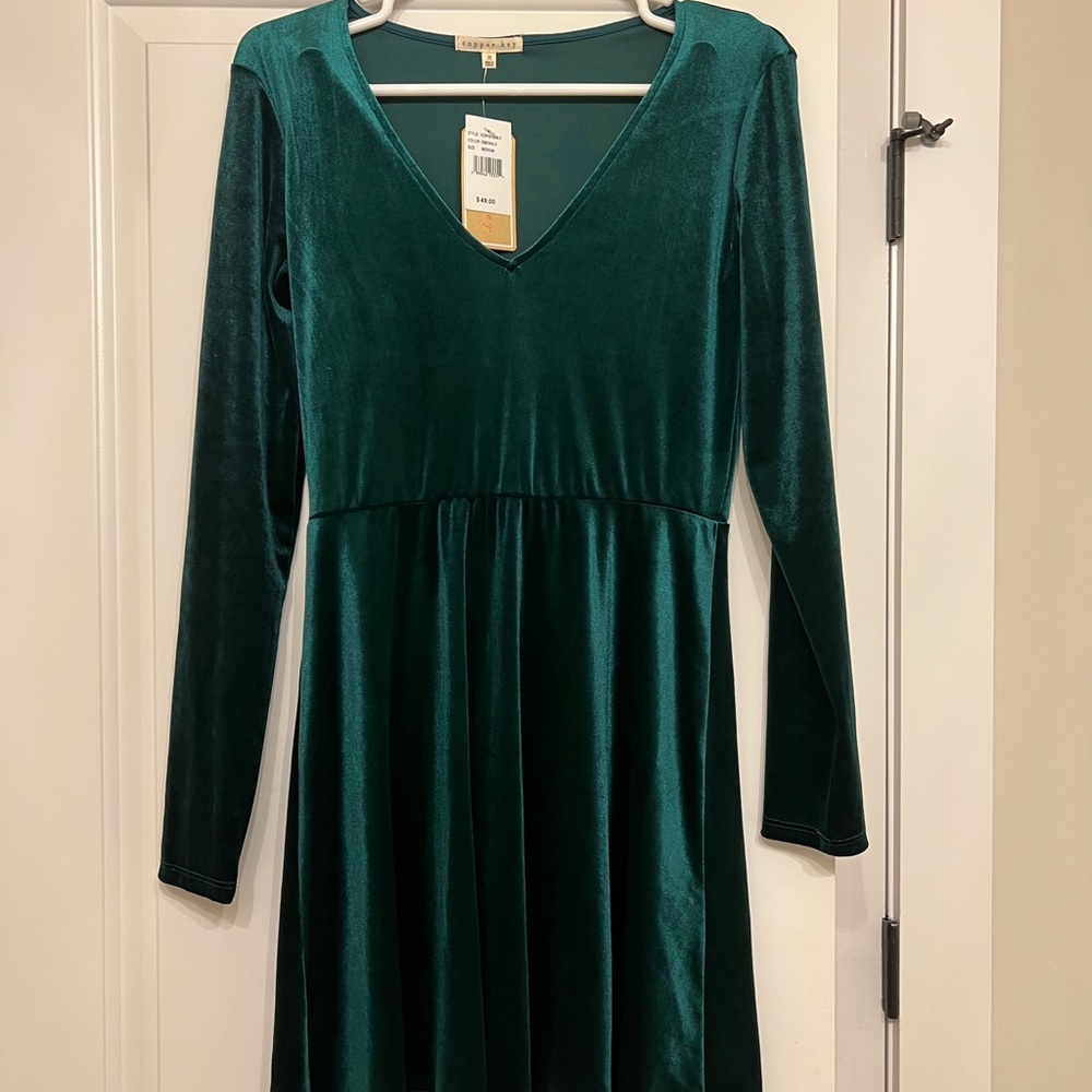 Velvet green dress. Perfect for fall/winter&Christmas. NWT. Size Medium